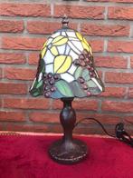 fraaie klokvormige Tiffany lamp, druivendecor, 37 cm hoog, Huis en Inrichting, Lampen | Tafellampen, Ophalen of Verzenden, Zo goed als nieuw