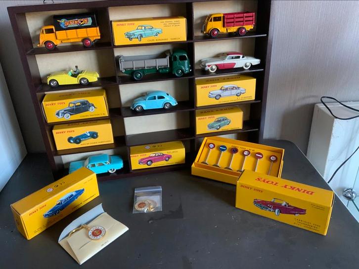 15 dinky toys atlas + verkeersborden en vitrine, Hobby en Vrije tijd, Modelauto's | 1:43, Zo goed als nieuw, Auto, Dinky Toys