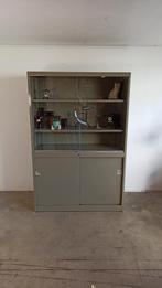 Vintage mewaf vitrinekast kast olijfgroen groen staal glas, Gebruikt, 100 tot 150 cm, Ophalen of Verzenden, Glas