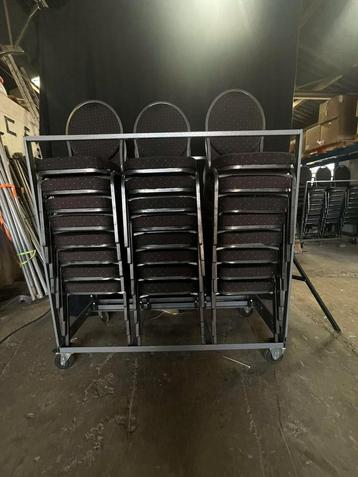 54 stackschairs te koop inclusief 2 karren  beschikbaar voor biedingen