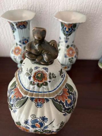 Delfts Blauw Pot met Deksel en Vazen beschikbaar voor biedingen