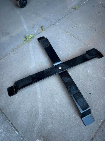Bastard Large table stand beschikbaar voor biedingen