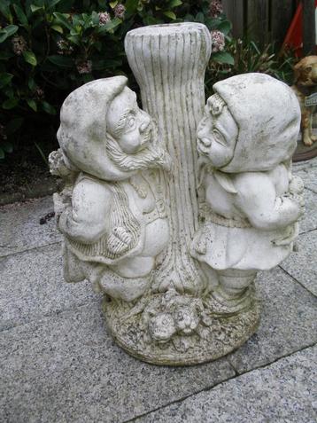 Een zwaar betonnen waterornament / tuinbeeld kabouters. beschikbaar voor biedingen