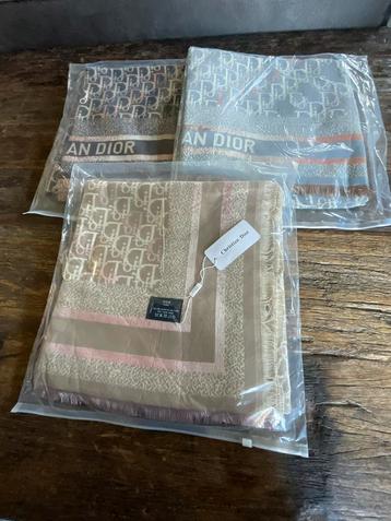 ** heerlijke warme Christiaaannn Diooorrrr sjaals beschikbaar voor biedingen