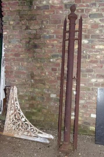 antieke gietijzeren paal voor poort in de hangen beschikbaar voor biedingen
