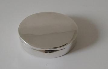 zilveren doosje beschikbaar voor biedingen