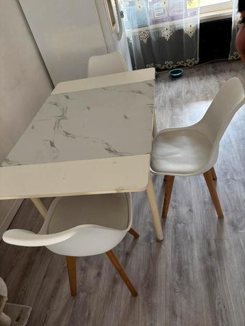 Gratis dinning table and 3 chairs beschikbaar voor biedingen