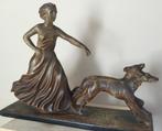 Art Deco sculptuur dame en 2 hazewindhonden van gips gemerkt, Antiek en Kunst, Ophalen
