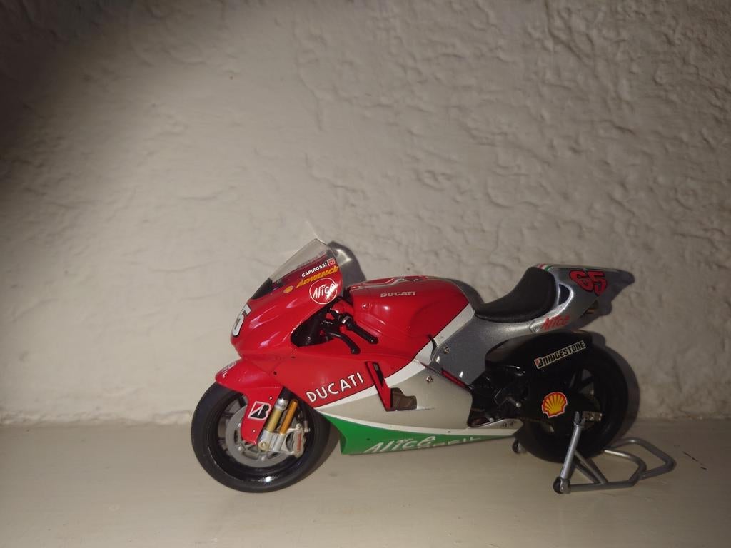 Ducati Desmosedici Loris Capirossi 2006, Ophalen of Verzenden, Zo goed als nieuw, 1:9 t/m 1:12, Motor