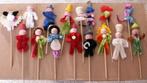 16 Zeer oude prikkers met chenilledraad poppetjes chenille, Antiek en Kunst, Antiek | Speelgoed, Ophalen of Verzenden