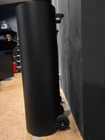 Zwarte metalen plantenbak op wielen, Ophalen