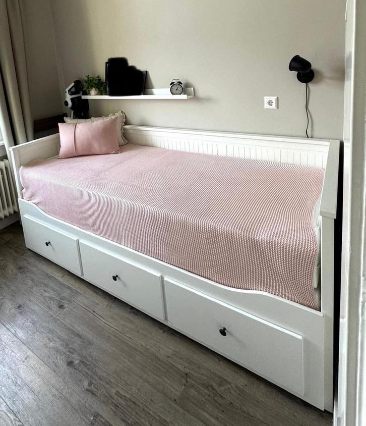 Ikea Hemnes bedbank  Incl 2 NIEUWE matrassen,hoeslakkens, Huis en Inrichting, Slaapkamer | Bedden, Zo goed als nieuw, Eenpersoons