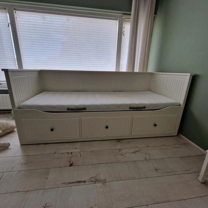 HEMNES Bedbank/ uitschuifbaar tot 2 pers bed., Huis en Inrichting, Slaapkamer | Bedden, Zo goed als nieuw, Eenpersoons, 80 cm