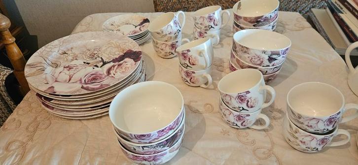 Gebloemde serviesset, Huis en Inrichting, Keuken | Servies, Gebruikt, Compleet servies, Overige stijlen, Aardewerk, Ophalen