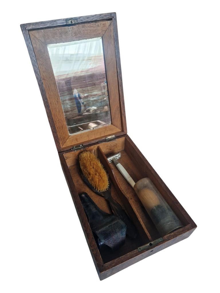 Antieke houten scheerkist met spiegel en vintage scheeritems, Antiek en Kunst, Verzenden