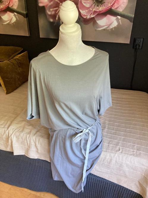 Lichtgrijze soepele jurk Oska, Kleding | Dames, Jurken, Zo goed als nieuw, Maat 38/40 (M), Grijs, Onder de knie, Verzenden