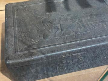 Oude antieke doos met reliëf beschikbaar voor biedingen