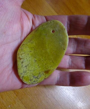 Groene ovale steen hanger met twist  +/- 6 x 4 cm beschikbaar voor biedingen