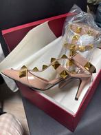 Nieuwe nude hakken met gouden studs - maat 38, Kleding | Dames, Schoenen, Ophalen of Verzenden, Nieuw, Beige, Pumps