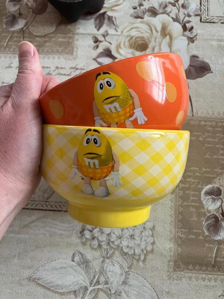 Set van 2 ( soep / ontbijt ) kommen M&M's, Huis en Inrichting, Keuken | Servies, Kom(men), Overige stijlen, Aardewerk, Ophalen of Verzenden