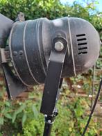 Twee staande theaterlampen, Ophalen