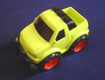 grote gele auto beschikbaar voor biedingen