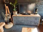 Metalen industriële locker tv meubel met sloophout op wielen, Huis en Inrichting, Kasten | Televisiemeubels, Ophalen, 25 tot 50 cm