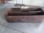 Ijzeren retro gereedschapkoffer vintage metalen krantenbak, Huis en Inrichting, Woonaccessoires | Krantenbakken en Lectuurbakken