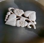Vintage ivoor kleur bloemen broche, Ophalen of Verzenden, Zo goed als nieuw, Overige materialen