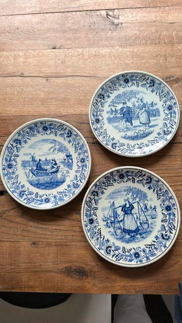 3 wandbordjes Delfst blauw Boch Belgium met ophanghaakjes beschikbaar voor biedingen