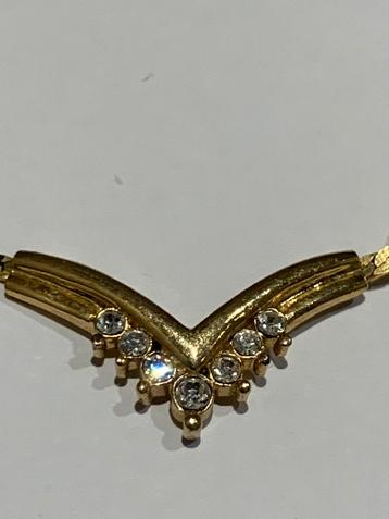 Goedkleurige set ketting + oorbellen met steentjes beschikbaar voor biedingen