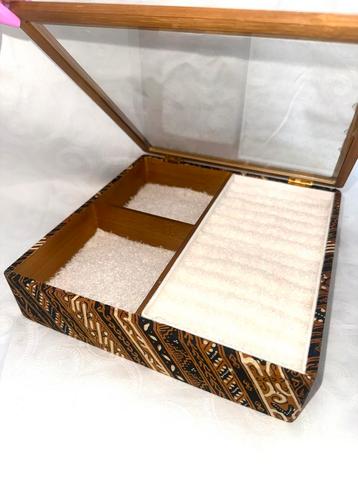 Nieuw batik sieradendoos groot beschikbaar voor biedingen