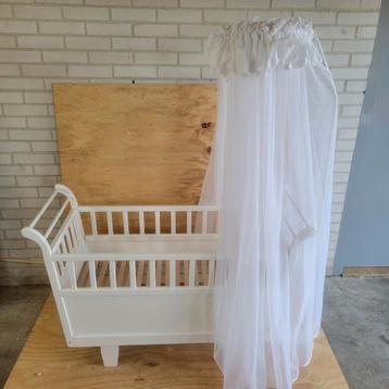 Wieg Petite Amélie wit met hemel – klassiek model

Mooie wit beschikbaar voor biedingen