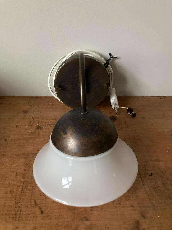 Wandlamp met trekkoord, melkglas & koper, Huis en Inrichting, Lampen | Wandlampen, Gebruikt, Glas, Ophalen of Verzenden
