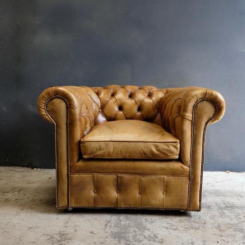 origineel Engelse gerestaureerde Chesterfield fauteuil, Huis en Inrichting, Fauteuils, Gebruikt, Leer, 75 tot 100 cm, Minder dan 75 cm