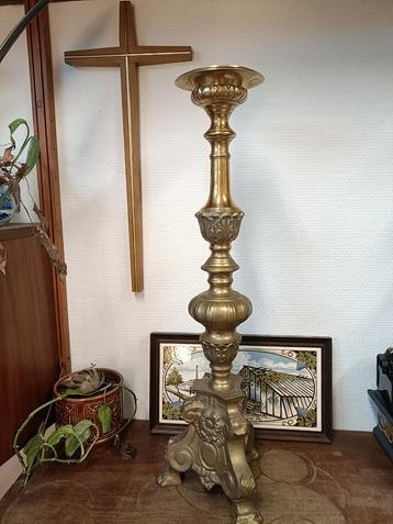 Antieke kandelaar beschikbaar voor biedingen