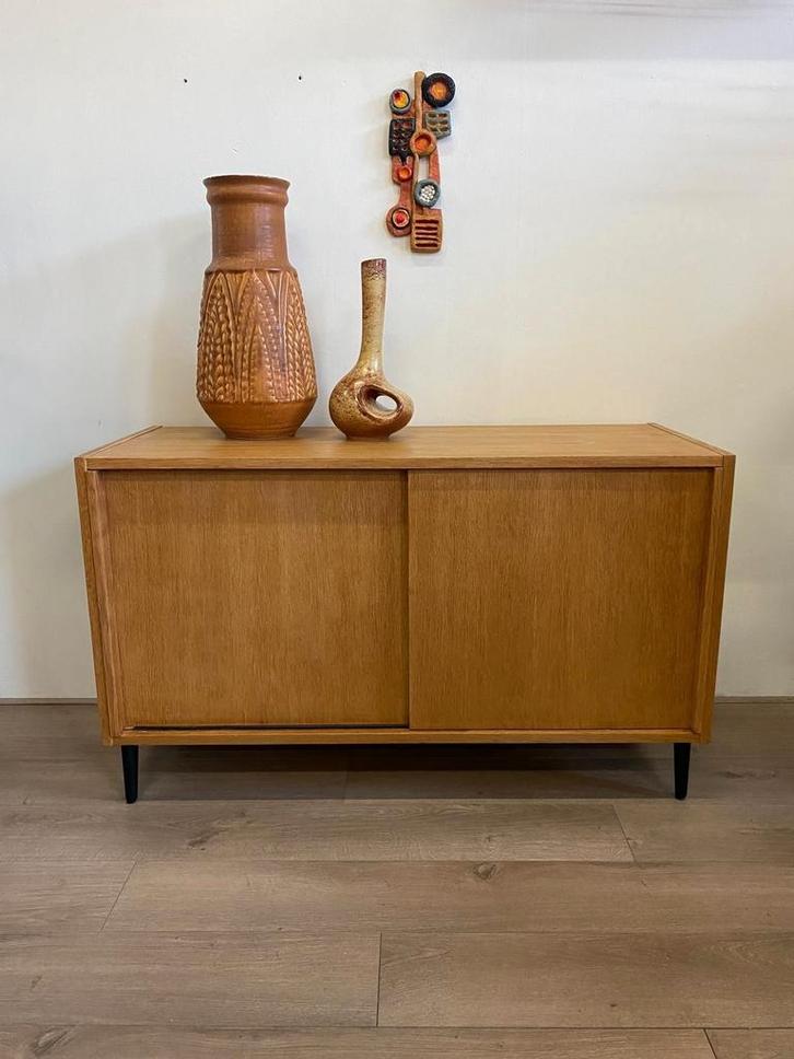 Vintage 60s Deens dressoir met zwarte pootjes, Huis en Inrichting, Kasten | Dressoirs, Gebruikt, 100 tot 150 cm, 25 tot 50 cm
