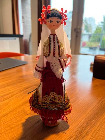 Handgemaakte Pop in Traditionele Kleding beschikbaar voor biedingen