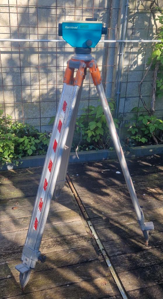 Kernlevel waterpas instrument met 3 poot en koffer IGST, Doe-het-zelf en Verbouw, Meetapparatuur, Gebruikt, Overige meters, Ophalen