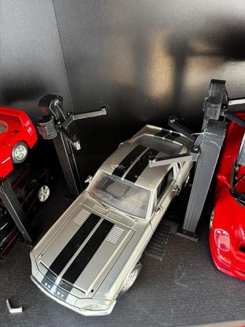 Model Car Lift (Display) 1:18 beschikbaar voor biedingen