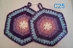 C25. 2 gehaakte pannenlappen verschillende kleuren., Ophalen of Verzenden, Nieuw, Haken, Overige typen