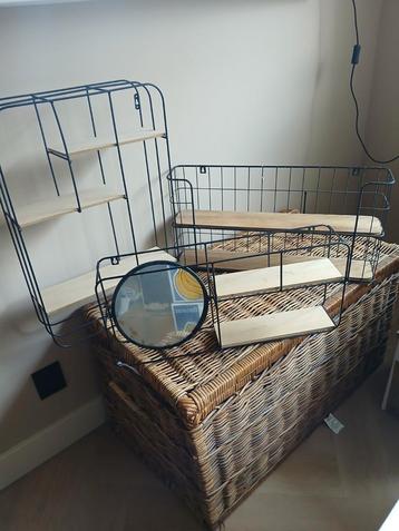 Set van 3 metalen wandrekken met houten plank en spiegel beschikbaar voor biedingen