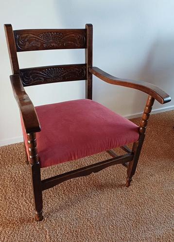 Twee rode houten stoelen beschikbaar voor biedingen