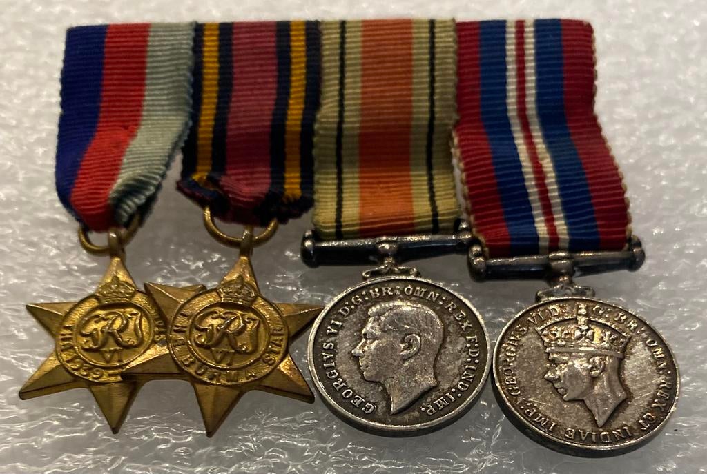 4 Britse miniatuur medaiiles bevestigd op een spange, Ophalen of Verzenden, Landmacht, Engeland, Lintje, Medaille of Wings