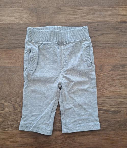 Schattig grijs broekje in maat 68, Kinderen en Baby's, Babykleding | Maat 68, Zo goed als nieuw, Meisje, Broekje, Ophalen of Verzenden
