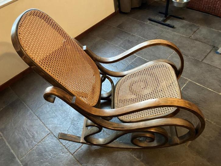 Thonet Schommelstoel klassiek design, Huis en Inrichting, Stoelen, Gebruikt, Eén, Hout, Bruin, Ophalen