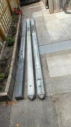 Betonpalen voor schutting. 3 stuks, Ophalen of Verzenden, Zo goed als nieuw, Minder dan 3 meter