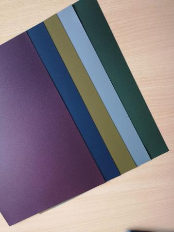 Map met metallic plastic papier beschikbaar voor biedingen