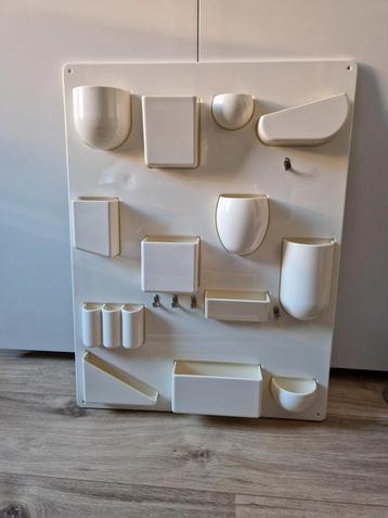 Wit kunststof wandrek met vakjes en bakjes design beschikbaar voor biedingen