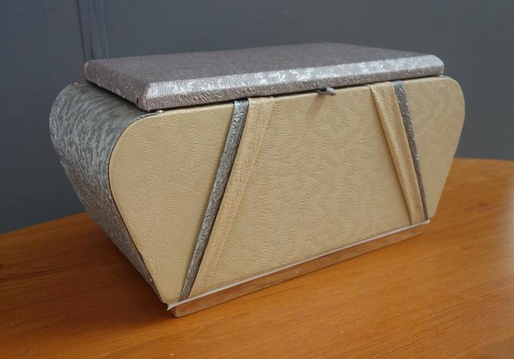 50 jaren naai mand sieradendoos crème zilver skai haakmand, Sieraden, Tassen en Uiterlijk, Beautycases, Gebruikt, Hardcase, Overige kleuren